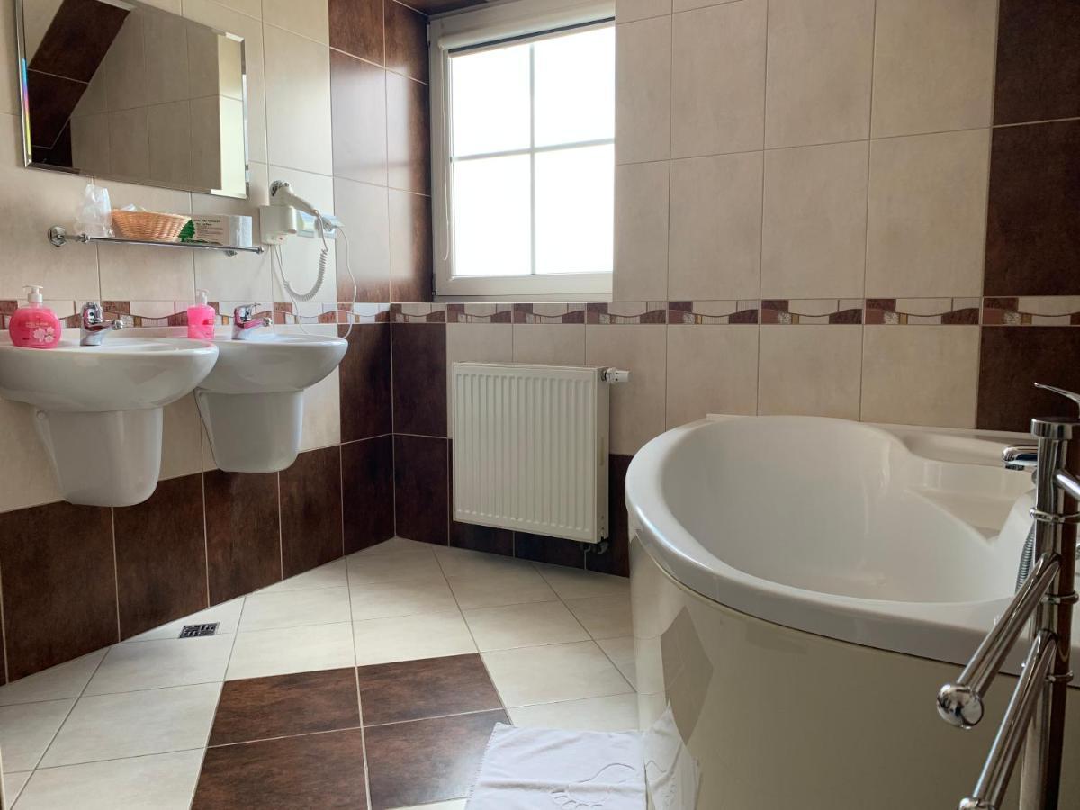 Hotel Kameleon 타르노브제크 외부 사진
